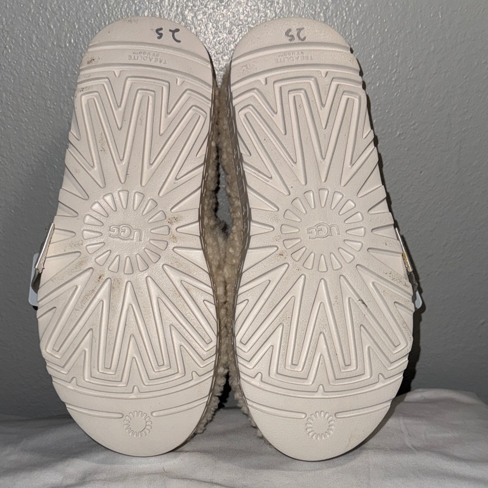 UGG Cream Sherpa Slide Sandals with Logo Strap Like new - Picture 7 of 7